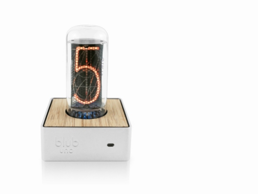 Blub Uno - You'll never want to stop checking the time in this retro-looking clock that hides modern day technology. http://design-milk.com/blub-uno-clock-youll-never-want-stop-checking/